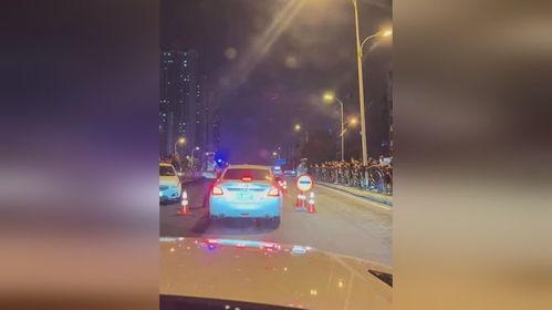 查酒驾一个吃瓜群众指旁边,查酒驾现场惊现惊人一幕！