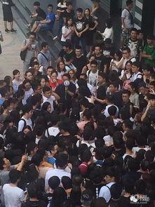 吃瓜群众围在一起看热闹,热闹背后的众生相